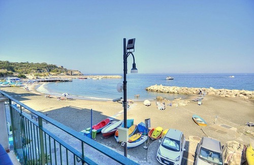 Marina di Puolo House | Appartamento Naia A: A graceful apartment located right on the beach, with Free WI-FI.