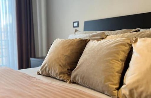 Tirana Apartment | Appartamento nuovo 5/3 in centro di Tirana . Free parking in garage