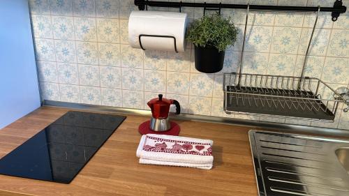 Jesolo Apartment | APPARTAMENTO ROSSO - OVER THE RAINBOW APARTMENTS - LIDO di JESOLO -4 POSTI LETTO