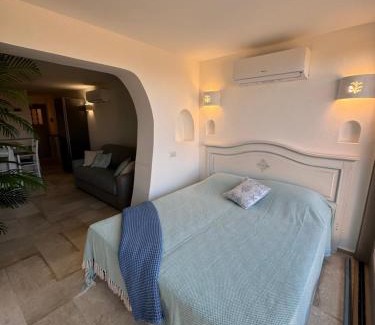 Golfo di Marinella Apartment | Appartamento Spiaggia Marinella con vista mare e piscina, Costa Smeralda