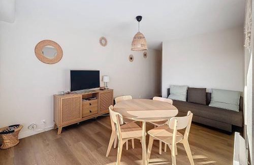 Merville-Franceville-Plage Apartment | Appartement rénové 5 pers. avec parking, à 100m plage, centre Merville-Franceville, expo Sud - FR-1-465-71