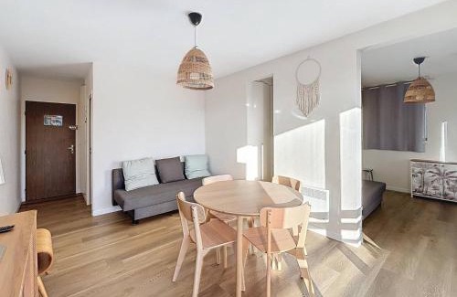 Merville-Franceville-Plage Apartment | Appartement rénové 5 pers. avec parking, à 100m plage, centre Merville-Franceville, expo Sud - FR-1-465-71