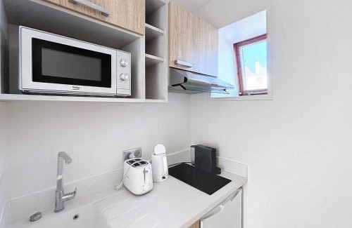Merville-Franceville-Plage Apartment | Appartement rénové 5 pers. avec parking, à 100m plage, centre Merville-Franceville, expo Sud - FR-1-465-71