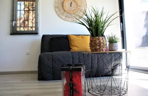 Saint-Julien-de-Peyrolas Apartment | Appartement tout équipé en rez-de-jardin entre Gard et Ardèche