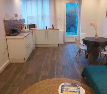 Saint-Leonard-de-Noblat Apartment | Appartement entier 1