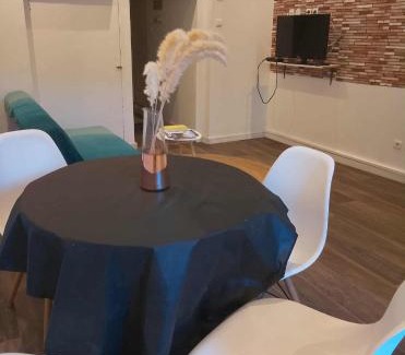 Saint-Leonard-de-Noblat Apartment | Appartement entier 1