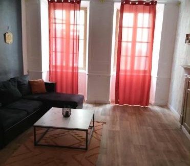 Saint-Leonard-de-Noblat Apartment | Appartement entier 2