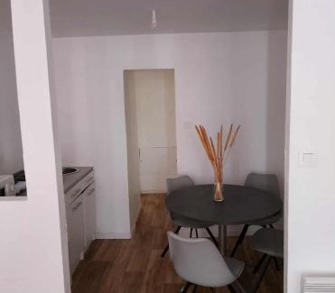 Saint-Leonard-de-Noblat Apartment | Appartement entier 2