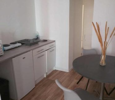 Saint-Leonard-de-Noblat Apartment | Appartement entier 2