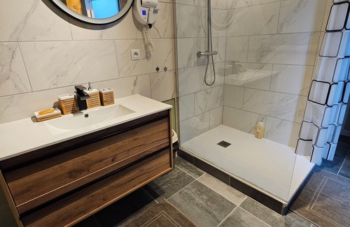 Saint-Die Apartment | Appartement SPA Détente Jacuzzi " Modern Design"