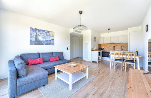 Saint-Laurent-du-Var Apartment | Appartement Fleuri, vue mer - Welkeys