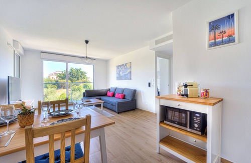 Saint-Laurent-du-Var Apartment | Appartement Fleuri, vue mer - Welkeys