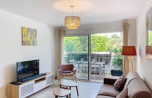 Les Lecques Apartment | Appartement à 150m plage des Lecques, climatisé, piscine, terrasse, 2 chambres, parking - 4 étoiles - FR-1-770-29
