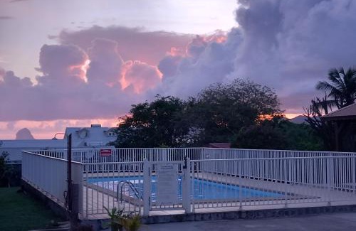 Quartier Desert Apartment | Appartement à Anse Mabouya en rez de jardin avec piscine à proximité des plages