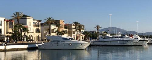 Marina Smir Apartment | Appartement à deux pas de la Mer avec Vue Imprenable sur l'Océan et Jardin Paysager