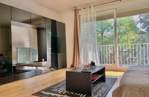 Enghien-les-Bains Apartment | Appartement 12 min Paris - Parking Privé Gratuit - Wifi - Netflix - Balcon
