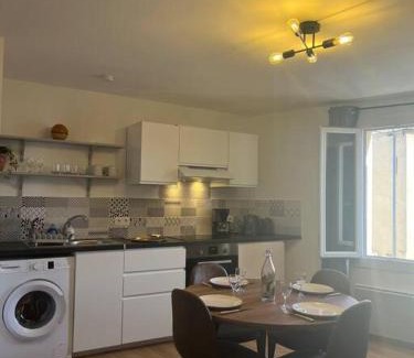Valreas Apartment | appartement. 2 à 4 pers. lit Queen-size. Au calme.