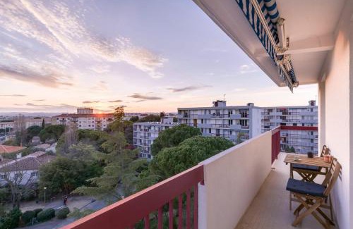 Les Cevennes Apartment | Appartement 2 chambres, dernier étage, parking gratuit dans résidence, balcon & coucher de soleil