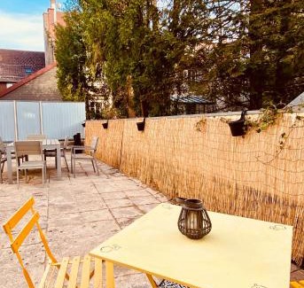 Pontarlier Apartment | Appartement 2 chambres avec terrasse vue sur jardin arboré
