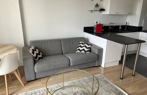 Suresnes Apartment | Appartement 2 Pièces Proche de La Défense, vue Tour Eiffel