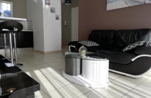 Villeneuve Loubet Beach Apartment | Appartement 2P et parking privé à 50m des plages.