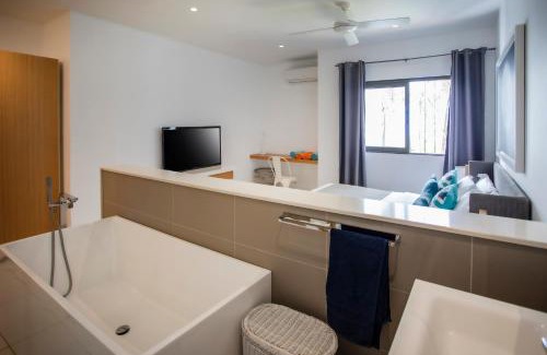 Grande Riviere Noire Apartment | Appartement 3 chambres pied dans l'eau avec plage et grande piscine