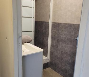 Stains Apartment | Appartement 4 chambres face carrefour de Stains