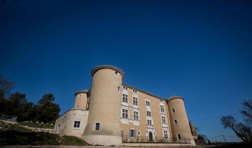 Lussan Apartment | Appartement 4 personnes dans château avec piscine