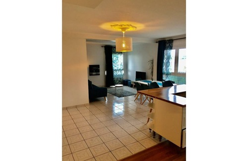 Quartier Centre Ville Apartment | Appartement Accueillant à une Demi-heure de Paris