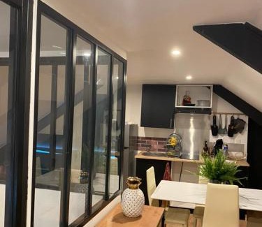 Amiens Apartment | Appartement Atypique- Esprit Atelier Loft - parking privé - Wifi - vidéo
