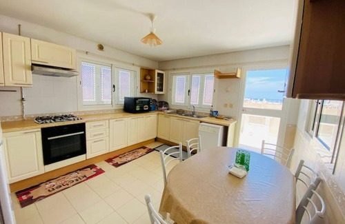 Jemmal Apartment | Appartement au Bord de la mer Avec Terrasse