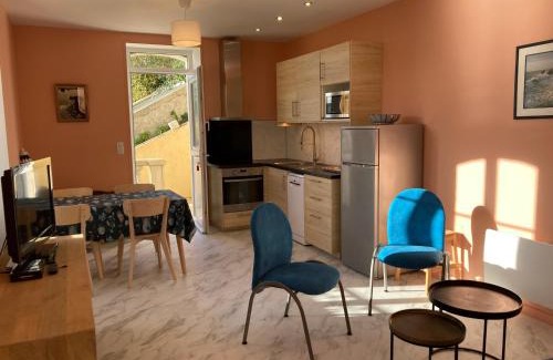 Sauzon Apartment | Appartement au port de Sauzon avec terrasse et TV - FR-1-418-235