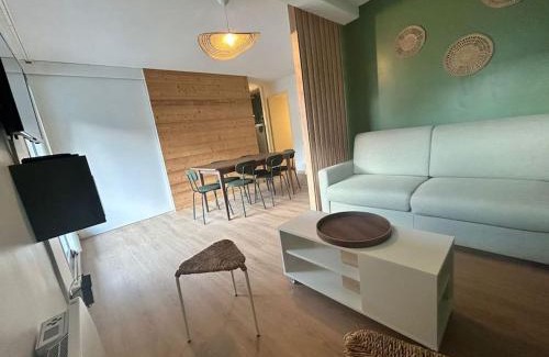 Allos Apartment | Appartement au ski spacieux pour 7P, piscine sauna