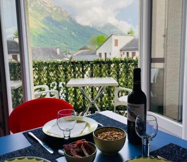 Bielle Apartment | Appartement avec balcon et vue sur les montagnes