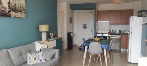 Saint-Esteve Apartment | Appartement avec grande terrasse à 15 mn de la mer