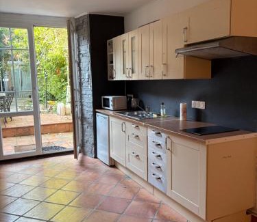 Mirepoix Apartment | Appartement avec jardin sous les couverts