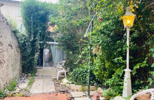 Mirepoix Apartment | Appartement avec jardin sous les couverts