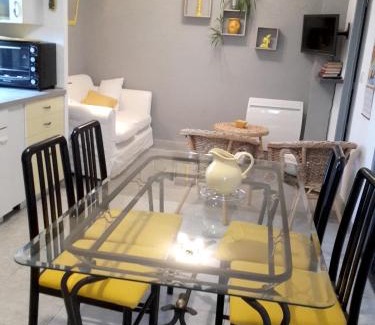 Villeneuve d'Aveyron Apartment | Appartement cosy à Villeneuve avec jardin privé