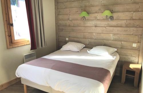 La Perriere Apartment | Appartement Centre Skis aux Pieds, Parking & Animaux Acceptés - FR-1-513-77