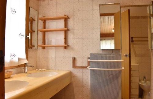 Meribel Centre Apartment | Appartement chaleureux 4 pièces, accès direct aux pistes, proche commerces et services, parking couvert - FR-1-180-178
