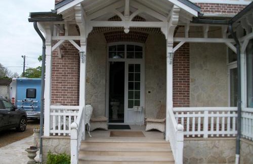 Senlis Apartment | APPARTEMENT CHESTERFIELD SPACIEUX DANS CHATEAU CALME PARKING privé