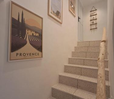 Lagnes Apartment | Appartement climatisé avec terrasse et vue sur le Luberon