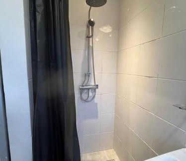 Vorst Apartment | Appartement confortable avec garage premier étage sans terrasse