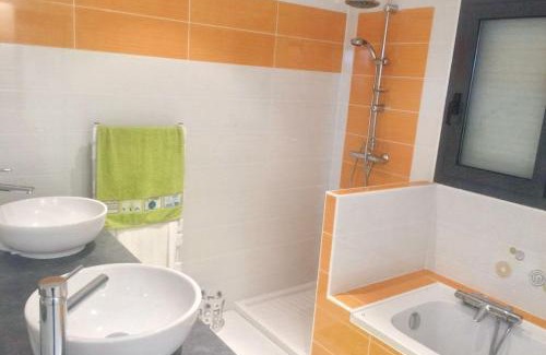 Planguenoual Apartment | Appartement confortable à Lamballe avec vue sur mer