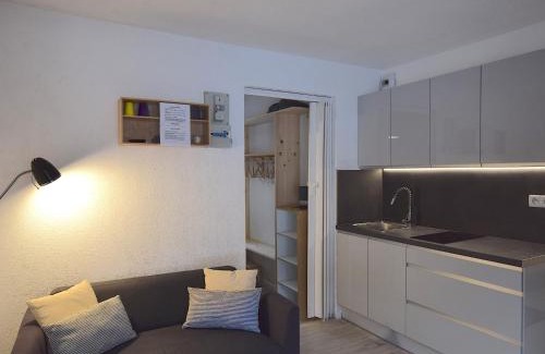Bernex Apartment | Appartement cosy à Bernex, proche des pistes et sentiers, avec terrasse ensoleillée et wifi. - FR-1-498-22