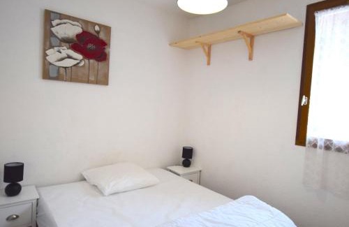 Bernex Apartment | Appartement cosy à Bernex, proche des pistes et sentiers, avec terrasse ensoleillée et wifi. - FR-1-498-22