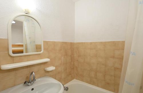 Bernex Apartment | Appartement cosy à Bernex, proche des pistes et sentiers, avec terrasse ensoleillée et wifi. - FR-1-498-22