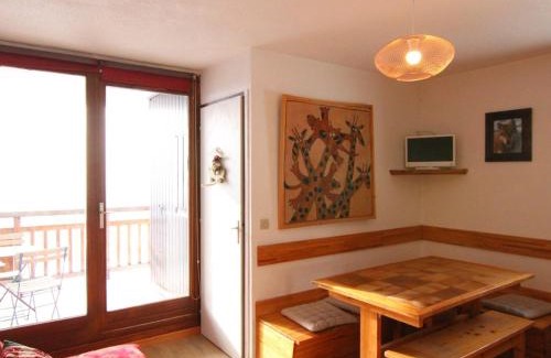 Eclose-Ouest Apartment | Appartement cosy 2 pièces, balcon sud, proche remontées et commerces, parking, casier à skis, 5 pers - FR-1-405-107