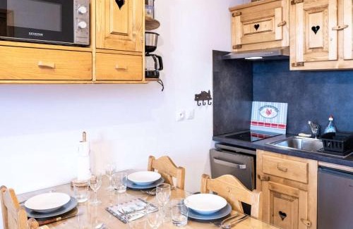 Val-Thorens Apartment | Appartement cosy, 4 pers, Val Thorens, skis aux pieds, balcon, cuisine équipée - FR-1-637-51
