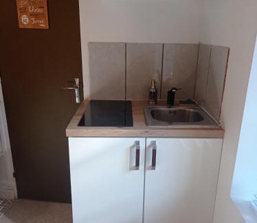 Saint-Claude Apartment | Appartement cosy avec son charme ancien.